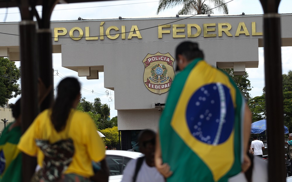 Movimentação em frente à sede da Superintendência da Polícia Federal, em Brasília (DF), para onde foi levado o ex-presidente Jair Messias Bolsonaro após ser preso pela PF