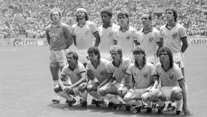 Seleção do Brasil posa para foto no jogo de estreia, contra a Espanha, válido pela Copa do Mundo do México, no estádio Jalisco. Da esquerda para a direita, de pé: Carlos, Sócrates, Júlio Cesar, Edinho, Elzo e Branco; agachados:Júnior, Careca, Alemão, Edson e Casagrande