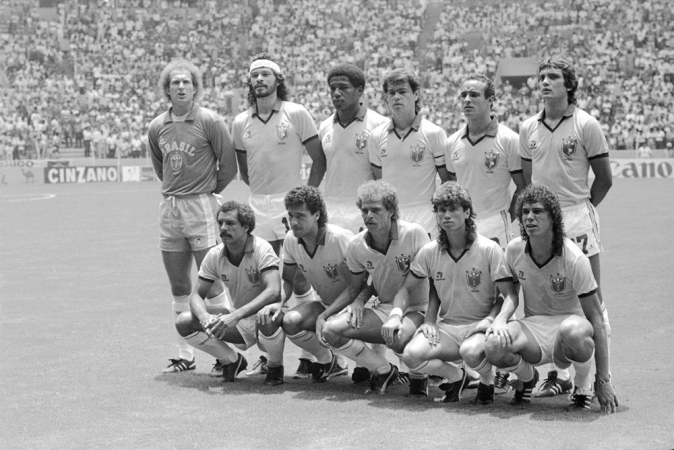 Seleção do Brasil posa para foto no jogo de estreia, contra a Espanha, válido pela Copa do Mundo do México, no estádio Jalisco. Da esquerda para a direita, de pé: Carlos, Sócrates, Júlio Cesar, Edinho, Elzo e Branco; agachados:Júnior, Careca, Alemão, Edson e Casagrande