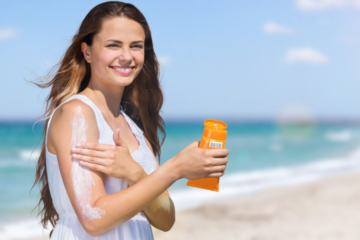 O uso do protetor solar é indispensável para aproveitar o verão com saúde 