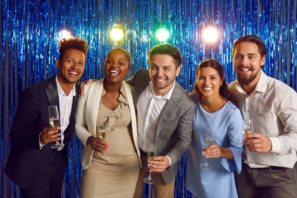 Preparar as festas corporativas cuidadosamente ajuda a garantir que elas sejam realmente positivas para os colaboradores 