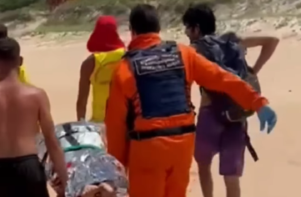 Socorristas carregam Fabiana Lenz, que sofreu ataque de capivara