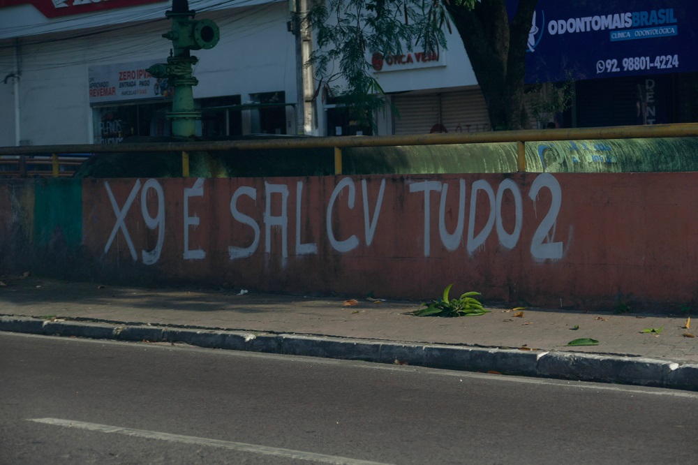 Pichações do "CV" (sigla da facção do Comando Vermelho), em paredões no bairro da Compensa, zona oeste, e em prédios históricos no centro de Manaus (AM), na manhã deste domingo