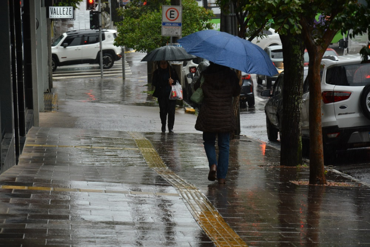 Ciclone extratropical deixa o Sul do país em alerta vermelho