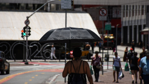 Sol e calor na cidade de São Paulo