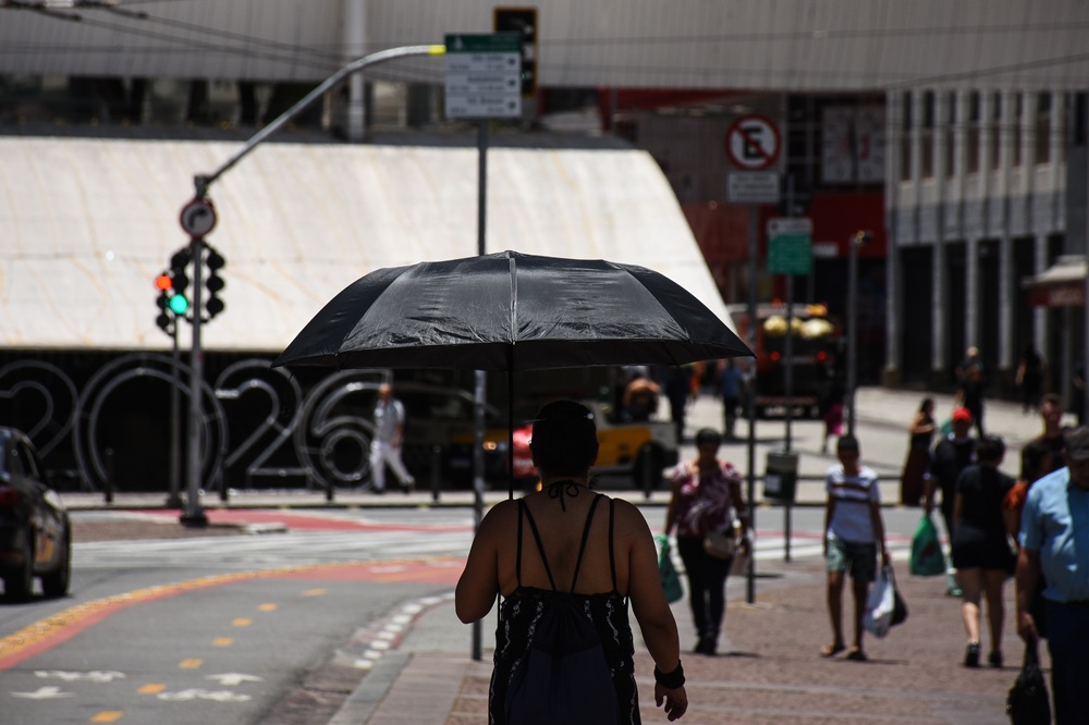 Sol e calor na cidade de São Paulo