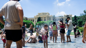 Crianças brincam na fonte de água do Parque da Independência, no bairro do Ipiranga, durante onda de calor que atinge a capital paulista