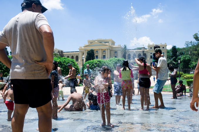 Crianças brincam na fonte de água do Parque da Independência, no bairro do Ipiranga, durante onda de calor que atinge a capital paulista