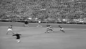 Garrincha parte com a bola dominada para cima da defesa soviética em jogo da Copa do Mundo de 1958, na Suécia