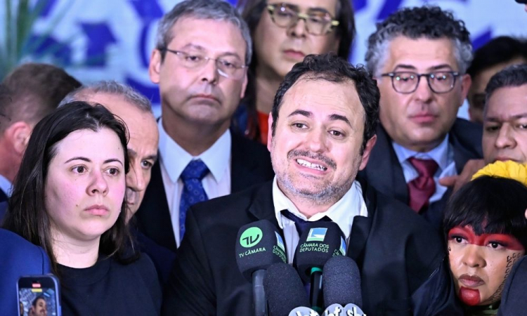 Saiba quem é Glauber Braga, deputado retirado à força da mesa da Câmara