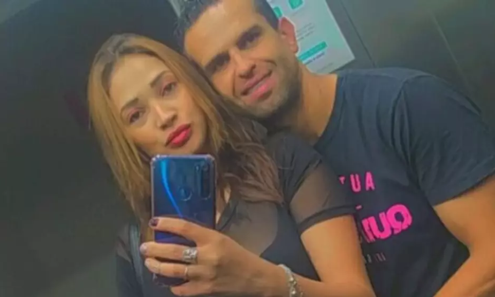 Marido da vítima estava deitado no chão ao lado do corpo da esposa • Reprodução/Redes Sociais