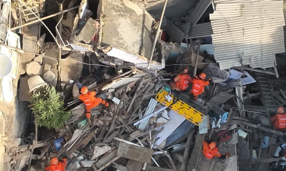 Um casarão desabou na madrugada desta segunda-feira (8) no bairro do Catete, zona sul do Rio de Janeiro, deixando 16 pessoas feridas e mobilizando uma operação de busca por ao menos uma vítima que pode estar sob os escombros.