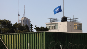 A bandeira da UNRWA (Agência das Nações Unidas de Assistência aos Refugiados da Palestina) tremula sobre seu escritório de campo na Cisjordânia, em Jerusalém, em 29 de outubro de 2024. Israel enfrentou uma crescente reação internacional em 29 de outubro, após seu parlamento aprovar um projeto de lei que proíbe a principal agência de ajuda humanitária da ONU na devastada Faixa de Gaza. (Foto de AHMAD GHARABLI / AFP)