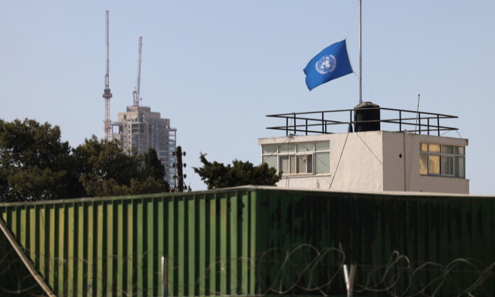 A bandeira da UNRWA (Agência das Nações Unidas de Assistência aos Refugiados da Palestina) tremula sobre seu escritório de campo na Cisjordânia, em Jerusalém, em 29 de outubro de 2024. Israel enfrentou uma crescente reação internacional em 29 de outubro, após seu parlamento aprovar um projeto de lei que proíbe a principal agência de ajuda humanitária da ONU na devastada Faixa de Gaza. (Foto de AHMAD GHARABLI / AFP)