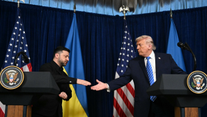 O presidente dos EUA, Donald Trump, e o presidente ucraniano, Volodymyr Zelensky, apertam as mãos durante uma coletiva de imprensa após conversas na residência de Trump em Mar-a-Lago, em Palm Beach, Flórida, em 28 de dezembro de 2025. (Foto de Jim WATSON / AFP)