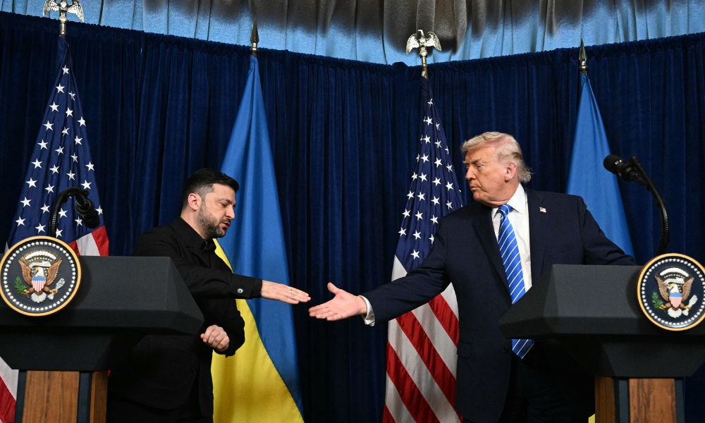 O presidente dos EUA, Donald Trump, e o presidente ucraniano, Volodymyr Zelensky, apertam as mãos durante uma coletiva de imprensa após conversas na residência de Trump em Mar-a-Lago, em Palm Beach, Flórida, em 28 de dezembro de 2025. (Foto de Jim WATSON / AFP)