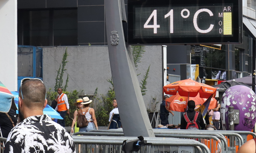 Termômetro de rua marca 41ºC na avenida Paulista, na região centro-sul da capital paulista, na tarde deste domingo (28). 28/12/2025 - Foto: GABRIEL SILVA/RASPRESS/ESTADÃO CONTEÚDO