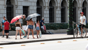São Paulo (SP), 27/12/2025 - Pessoas na rua durante forte onda de calor. Operação Altas Temperaturas em São Paulo, devido ao forte calor na cidade. Foto: Paulo Pinto/Agencia Brasil