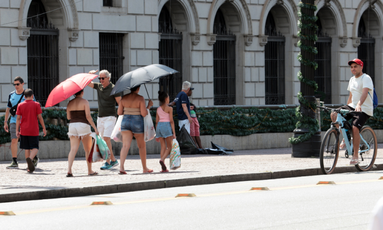 São Paulo (SP), 27/12/2025 - Pessoas na rua durante forte onda de calor. Operação Altas Temperaturas em São Paulo, devido ao forte calor na cidade. Foto: Paulo Pinto/Agencia Brasil