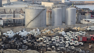 Uma fotografia mostra veículos militares danificados, supostamente enviados pelos Emirados Árabes Unidos para apoiar as forças separatistas do Conselho de Transição do Sul (STC), após um ataque aéreo realizado pela coalizão liderada pela Arábia Saudita no porto de Mukalla, no sul do Iêmen, em 30 de dezembro de 2025. A Arábia Saudita, em 30 de dezembro, classificou o apoio dos Emirados Árabes Unidos à ofensiva separatista no Iêmen como uma ameaça ao reino e à segurança regional, horas depois de uma coalizão liderada por Riad ter lançado ataques contra as forças apoiadas pelos Emirados. Conteúdo relacionado
