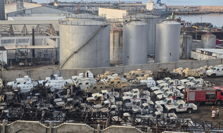 Uma fotografia mostra veículos militares danificados, supostamente enviados pelos Emirados Árabes Unidos para apoiar as forças separatistas do Conselho de Transição do Sul (STC), após um ataque aéreo realizado pela coalizão liderada pela Arábia Saudita no porto de Mukalla, no sul do Iêmen, em 30 de dezembro de 2025. A Arábia Saudita, em 30 de dezembro, classificou o apoio dos Emirados Árabes Unidos à ofensiva separatista no Iêmen como uma ameaça ao reino e à segurança regional, horas depois de uma coalizão liderada por Riad ter lançado ataques contra as forças apoiadas pelos Emirados. Conteúdo relacionado
