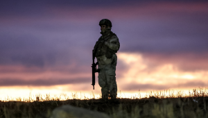 Um soldado patrulha enquanto as operações de busca e resgate continuam no local dos destroços após a queda de um jato executivo com destino à Líbia, que transportava o Chefe do Estado-Maior líbio, General Muhammad Ali Ahmed Al-Haddad, encontrado a 2 quilômetros ao sul da vila de Kesikkavak, no distrito de Haymana, em Ancara, em 24 de dezembro de 2025. O chefe das forças armadas da Líbia e outros quatro passageiros morreram na terça-feira quando seu jato executivo caiu logo após decolar de Ancara, disseram autoridades da capital turca e de Trípoli. Os destroços da aeronave Falcon 50 foram localizados por agentes de segurança turcos no distrito de Haymana, perto de Ancara, disse o Ministro do Interior turco, Ali Yerlikaya.