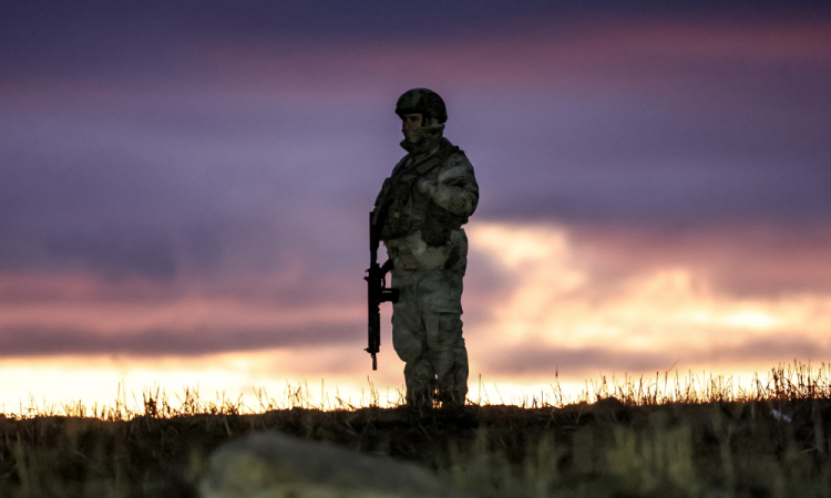 Um soldado patrulha enquanto as operações de busca e resgate continuam no local dos destroços após a queda de um jato executivo com destino à Líbia, que transportava o Chefe do Estado-Maior líbio, General Muhammad Ali Ahmed Al-Haddad, encontrado a 2 quilômetros ao sul da vila de Kesikkavak, no distrito de Haymana, em Ancara, em 24 de dezembro de 2025. O chefe das forças armadas da Líbia e outros quatro passageiros morreram na terça-feira quando seu jato executivo caiu logo após decolar de Ancara, disseram autoridades da capital turca e de Trípoli. Os destroços da aeronave Falcon 50 foram localizados por agentes de segurança turcos no distrito de Haymana, perto de Ancara, disse o Ministro do Interior turco, Ali Yerlikaya.