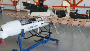 UAV Mohajer-2 parcialmente montado na Base Aérea de El Libertador. Foto: