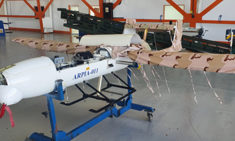 UAV Mohajer-2 parcialmente montado na Base Aérea de El Libertador. Foto: