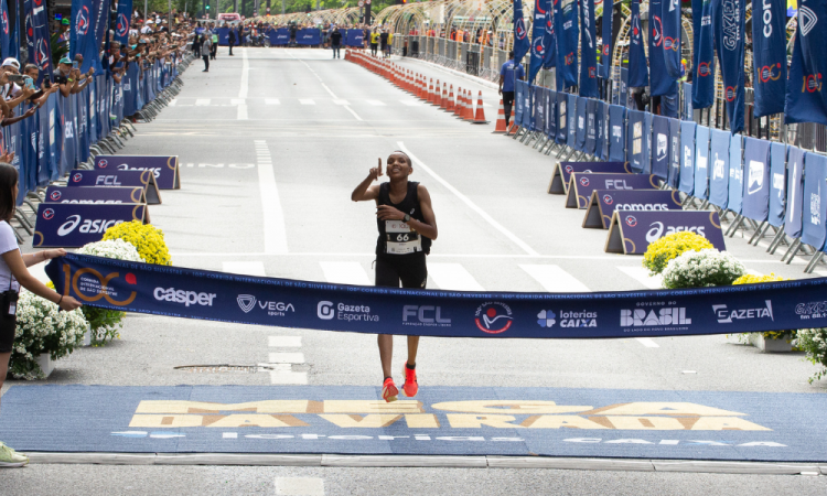 SP - CORRIDA/SÃO SILVESTRE/100ª EDIÇÃO - ESPORTES - A atleta tanzaniana Sisilia Panga #66 venceu a 100ª edição da Corrida de São Silvestre na Avenida Paulista, na região centro-sul da cidade de São Paulo (SP), na manhã desta quarta- feira, 31 de dezembro de 2025. A tradicional prova acontece nas ruas da capital paulista no último dia do ano. 31/12/2025 - Foto: BRUNO ESCOLASTICO/E.FOTOGRAFIA/ESTADÃO CONTEÚDO