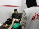 Um menino palestino ferido recebe atendimento de um membro da equipe dos Médicos Sem Fronteiras (MSF) em uma clínica no bairro de al-Rimal, na Cidade de Gaza, na véspera de Ano Novo, 31 de dezembro de 2025. Israel afirmou que 37 organizações de ajuda humanitária serão proibidas de operar em Gaza a partir de 1º de janeiro de 2026, a menos que cumpram as diretrizes que exigem informações detalhadas sobre a equipe palestina, o que gerou críticas das Nações Unidas e da União Europeia.