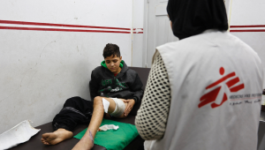 Um menino palestino ferido recebe atendimento de um membro da equipe dos Médicos Sem Fronteiras (MSF) em uma clínica no bairro de al-Rimal, na Cidade de Gaza, na véspera de Ano Novo, 31 de dezembro de 2025. Israel afirmou que 37 organizações de ajuda humanitária serão proibidas de operar em Gaza a partir de 1º de janeiro de 2026, a menos que cumpram as diretrizes que exigem informações detalhadas sobre a equipe palestina, o que gerou críticas das Nações Unidas e da União Europeia.