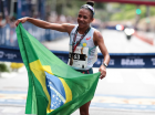 A atleta brasileira Nubia de Oliveira, terceira colocada, na 100ª edição da Corrida de São Silvestre na Avenida Paulista, na região centro-sul da cidade de São Paulo (SP), na manhã desta quarta-feira, 31 de dezembro de 2025. A tradicional prova acontece nas ruas da capital paulista no último dia do ano. 31/12/2025 - Foto: PETER LEONE/O FOTOGRÁFICO/ESTADÃO CONTEÚDO