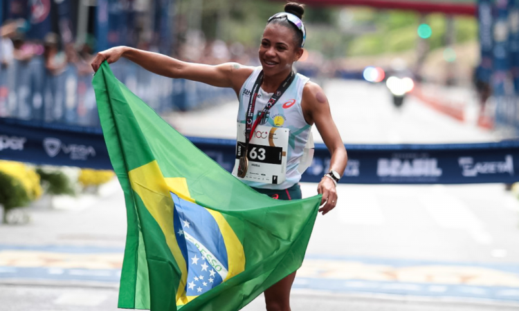 A atleta brasileira Nubia de Oliveira, terceira colocada, na 100ª edição da Corrida de São Silvestre na Avenida Paulista, na região centro-sul da cidade de São Paulo (SP), na manhã desta quarta-feira, 31 de dezembro de 2025. A tradicional prova acontece nas ruas da capital paulista no último dia do ano. 31/12/2025 - Foto: PETER LEONE/O FOTOGRÁFICO/ESTADÃO CONTEÚDO