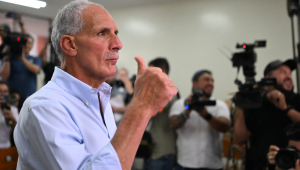 O candidato presidencial de Honduras pelo Partido Nacional, Nasry Asfura, faz um sinal de positivo após votar em Tegucigalpa em 30 de novembro de 2025. Os hondurenhos votaram para presidente em 30 de novembro de 2025, em meio a ameaças do presidente dos EUA, Donald Trump, de cortar a ajuda ao país caso seu candidato preferido perca.