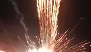 Fogos de artifício atingem público durante abertura de Natal em cidade gaúcha