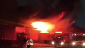 Chamas atingem o pavilhão 43 da Ceasa | Divulgação/Corpo de Bombeiros