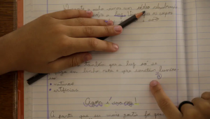 No Brasil, a frequência na pré-escola é obrigatória a partir dos 4 anos de idade quando a criança faz aniversário até 31 de março