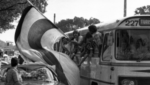 Torcedores corintianos que viajaram de ônibus até o Rio de Janeiro para assistir partida única da fase semifinal do Campeonato Brasileiro de 1976, disputada entre o clube paulista e o Fluminense