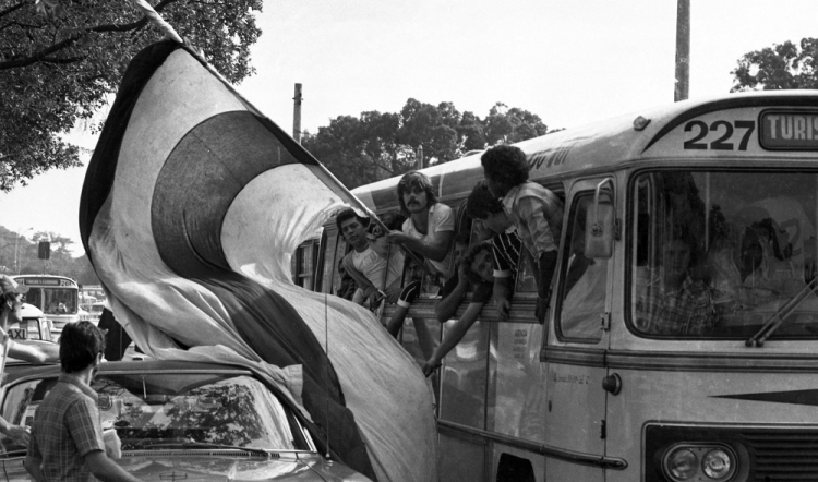 Torcedores corintianos que viajaram de ônibus até o Rio de Janeiro para assistir partida única da fase semifinal do Campeonato Brasileiro de 1976, disputada entre o clube paulista e o Fluminense