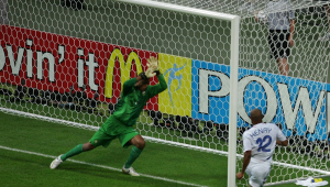 Thierry Henry, da França, marca o primeiro gol da França em partida contra o Brasil, válida pelas quartas-de-final da Copa do Mundo de 2006