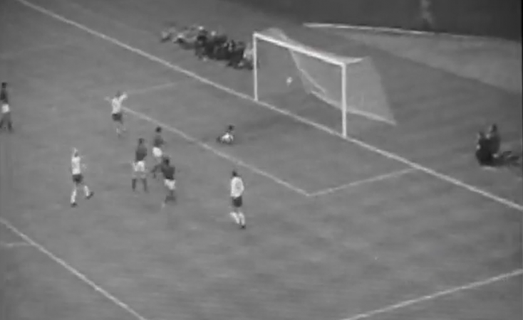 Ingleses comemoram o segundo gol contra Portugal na semifinal da Copa do Mundo de 1966