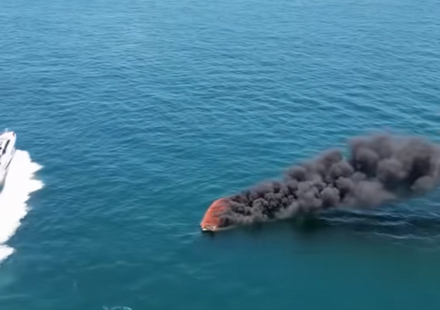 Lancha pega fogo no mar de Angra dos Reis