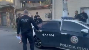 Policiais conduzem o suspeito à viatura