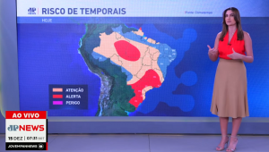 Paula Nobre mostra o mapa com o risco de temporais no Brasil