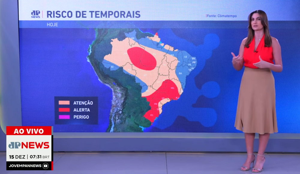Paula Nobre mostra o mapa com o risco de temporais no Brasil
