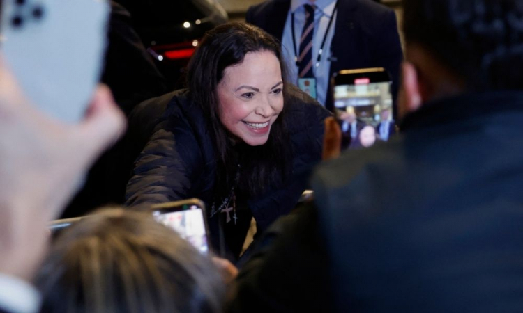 Maria Corina Machado chega a Oslo e faz primeira aparição pública em 11 meses