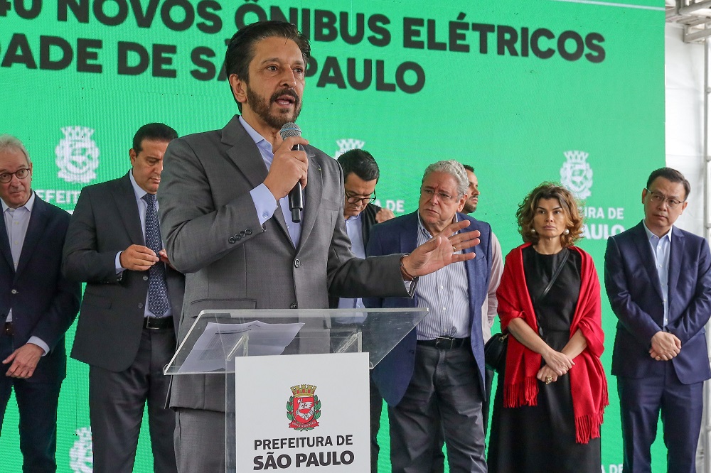 O prefeito de São Paulo, Ricardo Nunes (MDB), participa da entrega de 140 ônibus elétricos na Praça Charles Miller, no bairro do Pacaembu