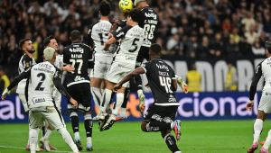 Lance do primeiro duelo entre Corinthians e Vasco, disputado em Itaquera