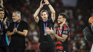 O técnico Filipe Luís, do Flamengo, comemora o título do Campeonato Brasileiro 2025